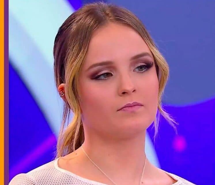 Em evento, atriz Larissa Manoela leva banho de gosma e fica ensopada