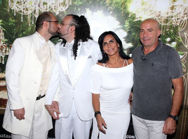 Gretchen vira madrinha oficial de casamento coletivo e anima cerimônia