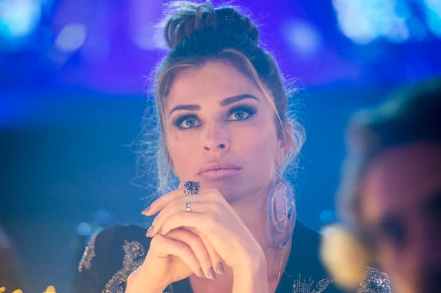 Lívia (Grazi Massafera) chocada com o retorno de Clara (Bianca Bin) (Foto: Globo/Raquel Cunha)
