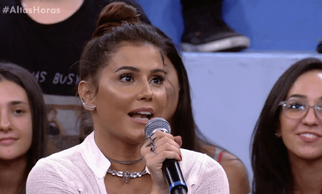 De biquíni, Deborah Secco chama a atenção por boa forma em passeio com a filha