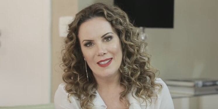 Em novo registro, Regina Volpato aparece de biquíni e coleciona elogios na Web