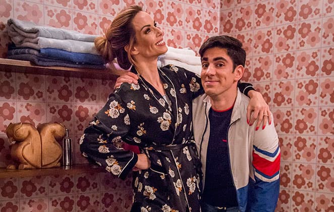 Ana Furtado se joga no chão, faz pose "enrolada" no "Adnight" e vira piada na web