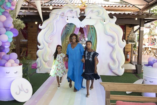 Com festa de unicórnio, Gloria Maria aparece com as filhas em aniversário