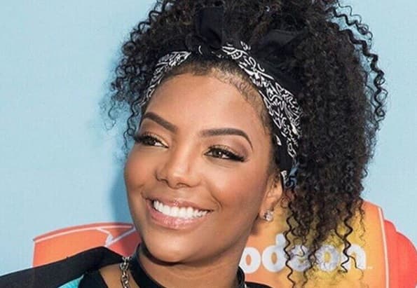 Ludmilla posta foto com vestido e fã alfineta: "Cadê o sutiã?"