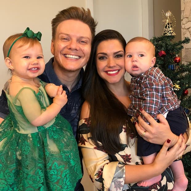 Michel Teló e Thais Fersoza abrem álbum de fotos da família no Natal