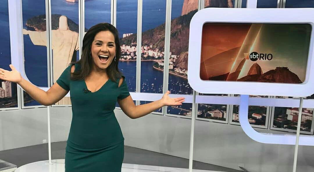 A apresentadora Isabele Benito no comando do telejornal SBT Rio (Foto: Divulgação) A apresentadora Isabele Benito no comando do telejornal SBT Rio (Foto: Divulgação)