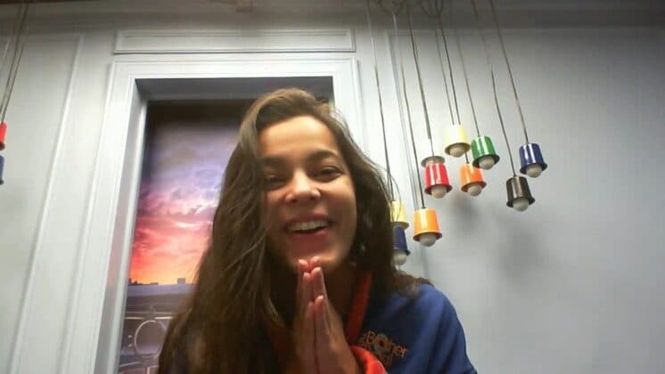 Em Paris, Emilly Araújo "causa" ao aparecer em novas fotos