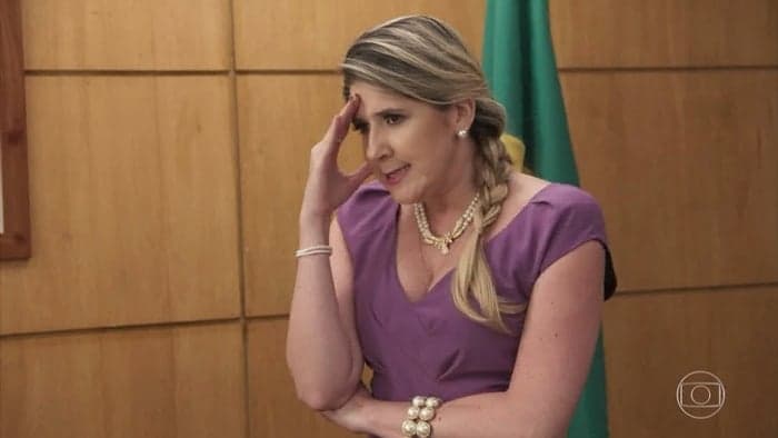 Dani Calabresa, atriz da Globo, faz topless e é detonada pela público: "vai botar uma roupa"