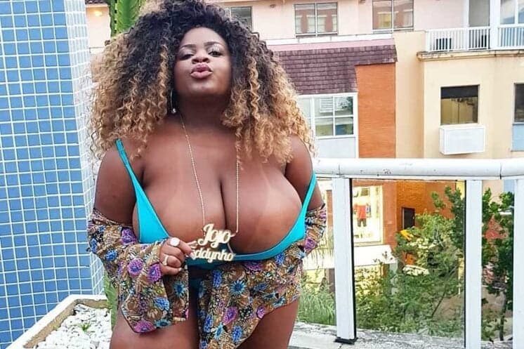 Que Tiro Foi Esse? Jojo Todynho surge de cadeiras de rodas