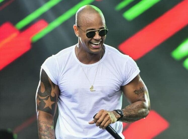 Músculo de Léo Santana impressiona na web e deixa até famosa em choque