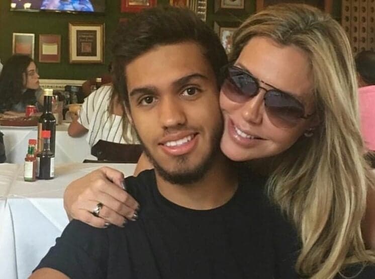 Renata Banhara faz desabafo e nega esconder filho mais velho
