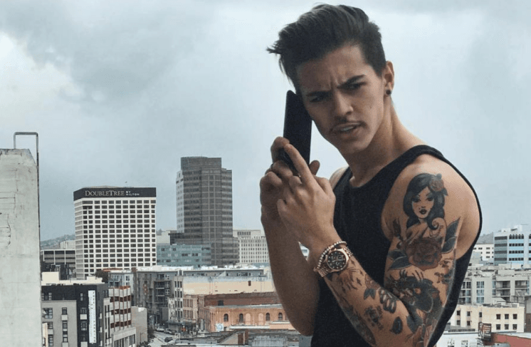 Cantor Biel aparece fumando cigarro suspeito no exterior e gera nova polêmica