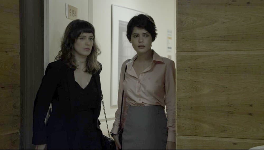 Adriana visita Elizabeth e trata a mãe com frieza em O Outro Lado do Paraíso (Foto: TV Globo) Adriana visita Elizabeth e trata a mãe com frieza em O Outro Lado do Paraíso (Foto: TV Globo)