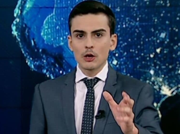 Dudu Camargo apresenta jornal de bigode e vira piada na internet