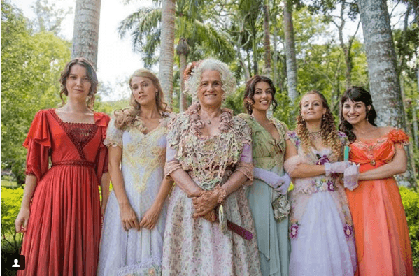 Nathalia Dill posa com elenco feminino de próxima novela das 18h