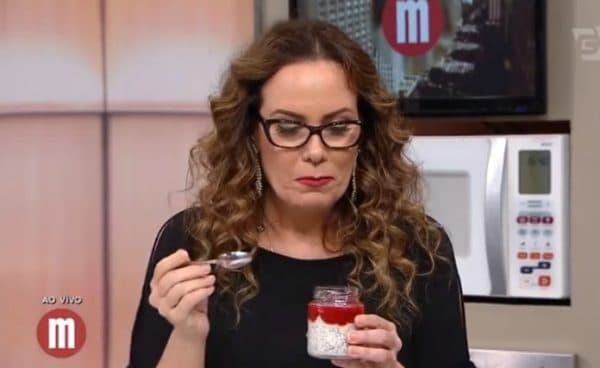 Regina Volpato comendo doce no Mulheres. (Foto - reprodução). Regina Volpato comendo doce no Mulheres. (Foto - reprodução).