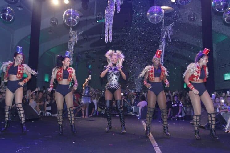 Xuxa para baile, relembra anos 80 e faz show para 4 mil "altinhos"