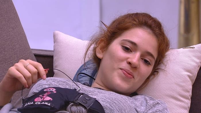BBB18: Ana Clara se recusa a acordar e acaba levando bronca de Ayrton