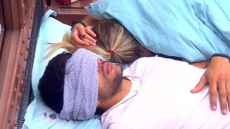 BBB18: Lucas deita na cama com Jéssica, que dispara: "Mais tarde o bicho pega"