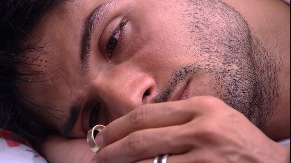 Lucas chora ao ver anel no BBB18 (Foto: Reprodução/BBB)