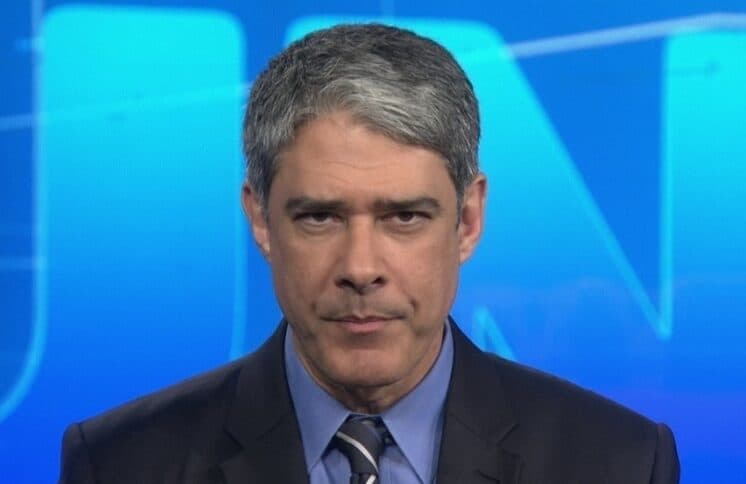 William Bonner quebra protocolo e imita telespectador ao vivo no Jornal Nacional
