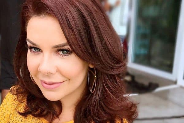 Fernanda Souza arrasa em traje e apresentação no baile da Vogue