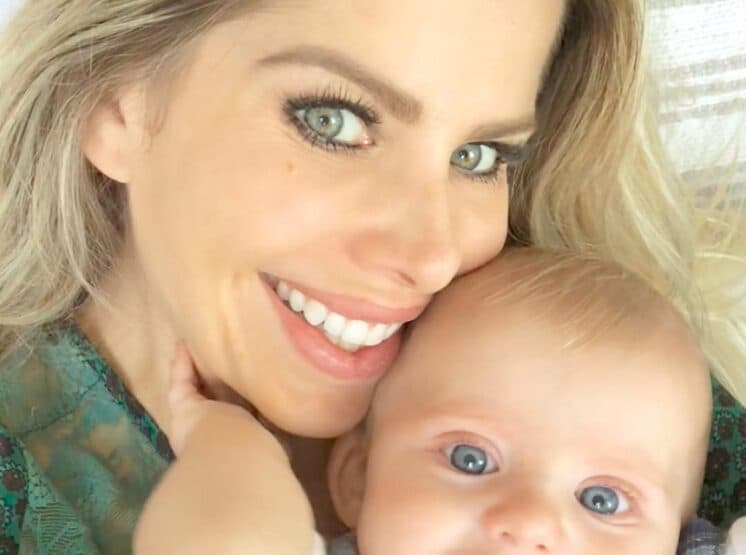 Tudo de graça! Karina Bacchi faz permuta para divulgar parto de Enrico