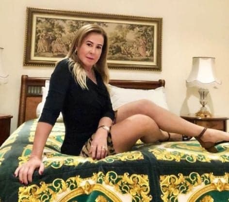 Zilu Camargo se descuida em foto e "paga" calcinha