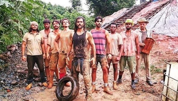 Atores de O Outro Lado do Paraíso formam o "bonde dos garimpeiros" em foto