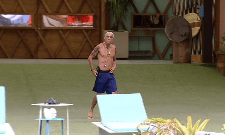 "Cambada de porco", esbraveja Ayrton após perseguir Ana Clara no BBB18