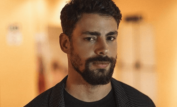 Cauã Reymond revela presente enviado como pedido de desculpas para atriz
