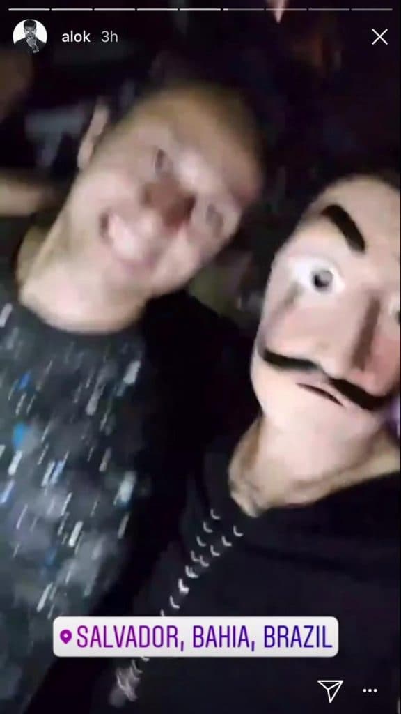 Famoso usa máscara para curtir carnaval e aparece ao lado de rapaz