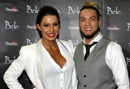 Casada com Belo, Gracyanne Barbosa posta clique ousado e acaba mostrando demais