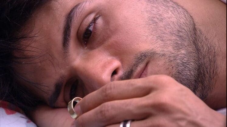 BBB18: Deitado com Jéssica, Lucas chora muito com aliança na mão