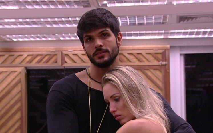 BBB18: "Ela é a mulher que eu amo", diz Lucas sobre noiva em conversa com Jéssica