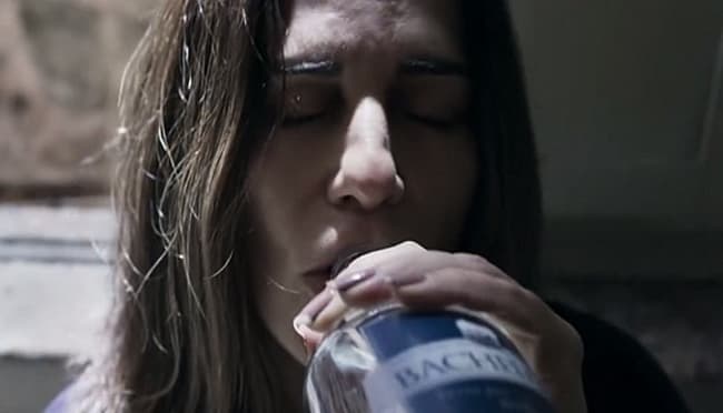 Após agredir Clara, Beth tenta beber perfume e álcool de limpeza em O Outro Lado do Paraíso