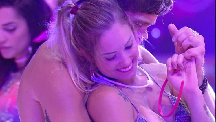 Após admirar bumbum, Jéssica se oferece para dormir com Breno no BBB18