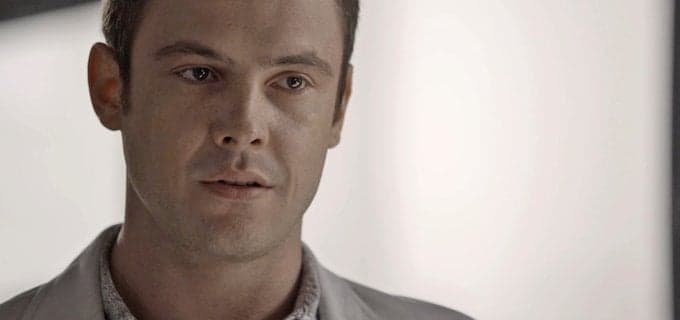 O Outro Lado do Paraíso: Determinado, Gael procura saber sobre o passado de Sophia