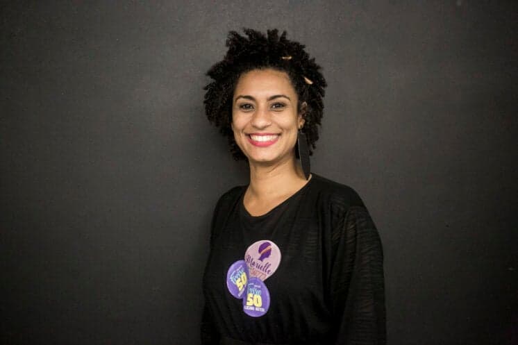 Quase um ano após assassinato de Marielle Franco, Wagner Moura posa com placa da vereadora