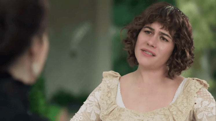 Alessandra Negrini choca e desfila de roupão pela Globo