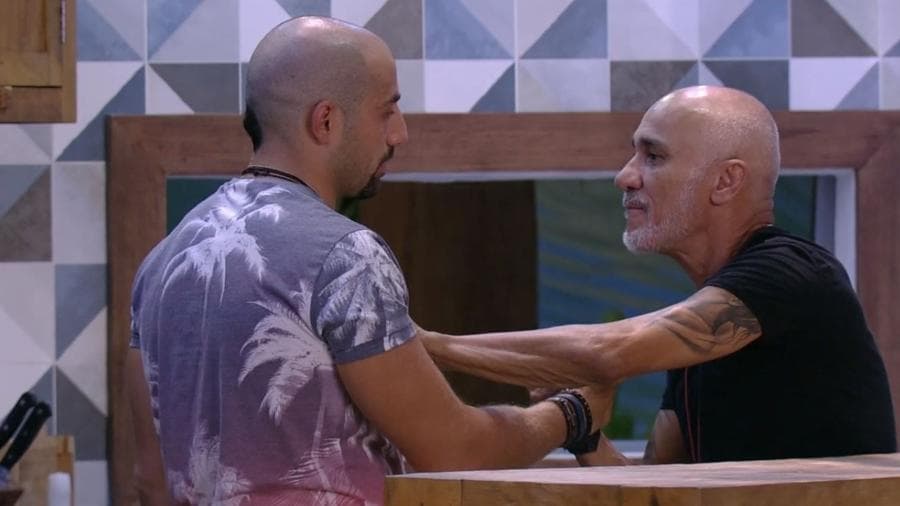 Ayrton e Kaysar conversam sobre atitude humilhante no BBB18 (Foto: Reprodução) Ayrton e Kaysar conversam sobre atitude humilhante no BBB18 (Foto: Reprodução)
