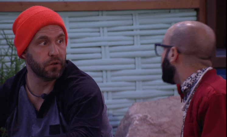 Revoltado com voto, Mahmoud parte para cima de Caruso no BBB18