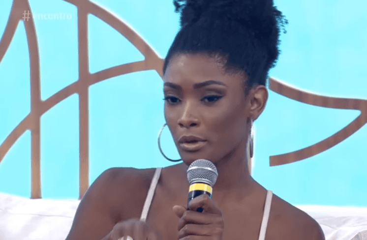 Érika Januza diz que já teve namorado preconceituoso: "Ele não saia de mãos dadas comigo"