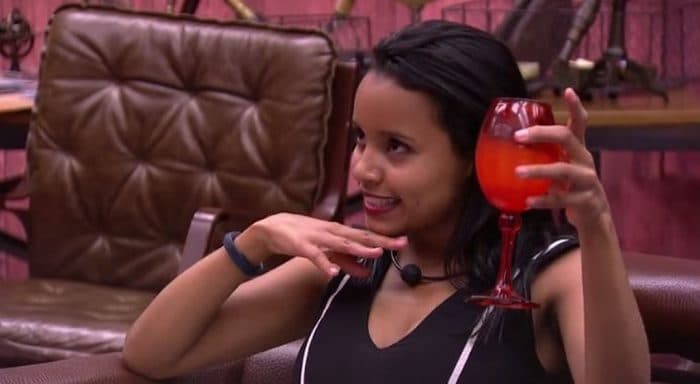 Gleici acompanhando os participantes dentro do BBB18 (Foto: Divulgação/Globo)