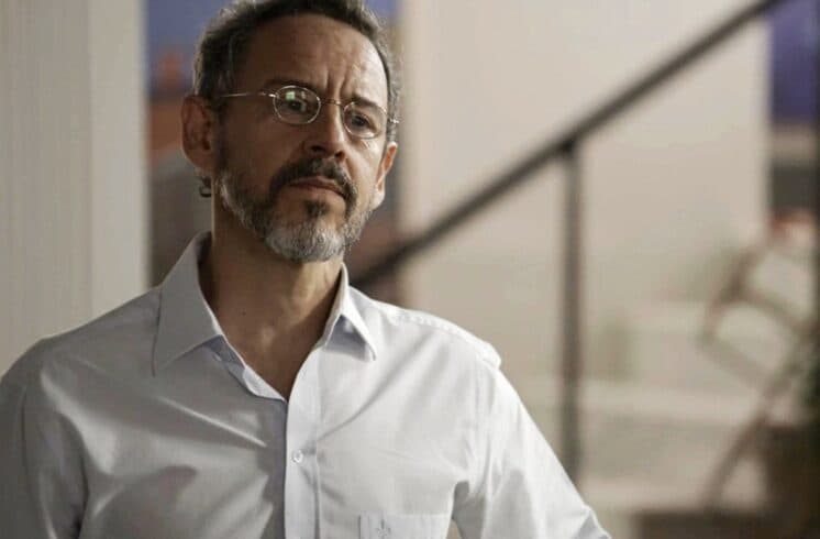 O Outro Lado do Paraíso: Henrique surpreende e dá casa para Beth e Renan