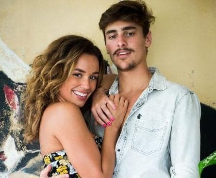 Irmão de Mariano, Johnny vai se envolver com prostituta em O Outro Lado do Paraíso