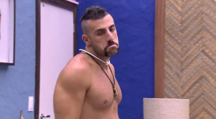 BBB18: Kaysar muda de visual mais uma vez e raspa a cabeça; veja
