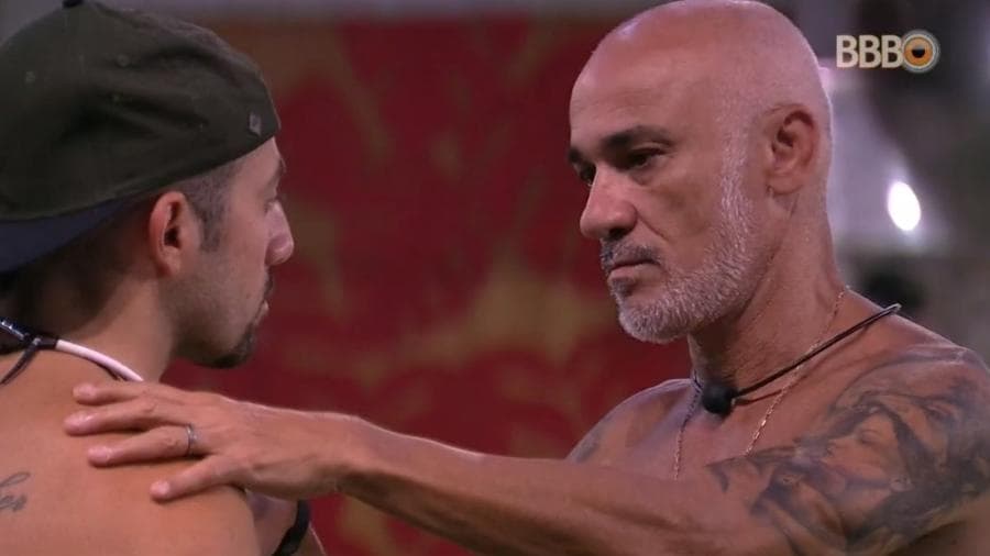 Kaysar chamou Ayrton para uma conversa (Foto: TV Globo) Kaysar chamou Ayrton para uma conversa (Foto: TV Globo)