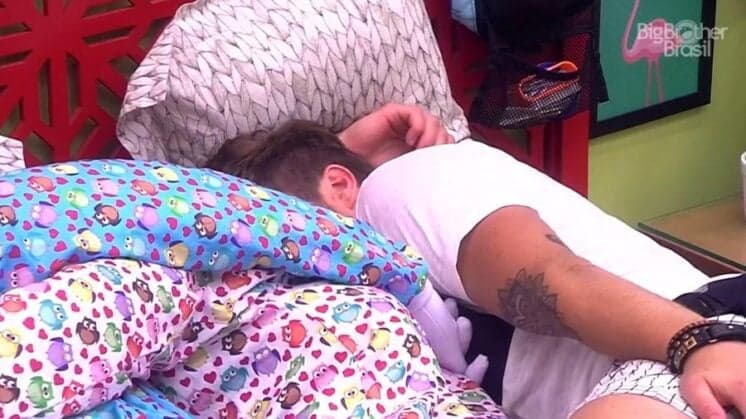 BBB18: Mesmo presa em Jéssica, Paula e Breno trocam "carícias"