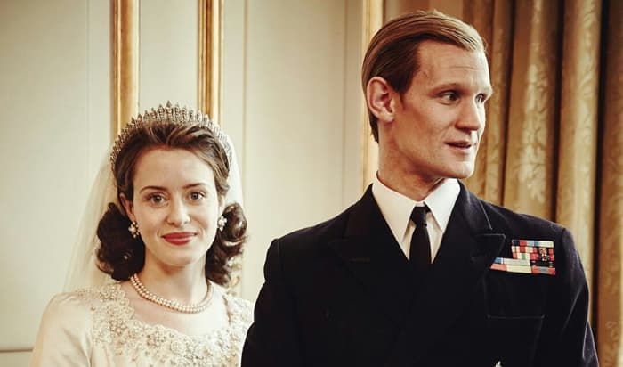 Protagonista, atriz que vive Rainha Elizabeth em série da Netflix ganha menos que ator e gera revolta